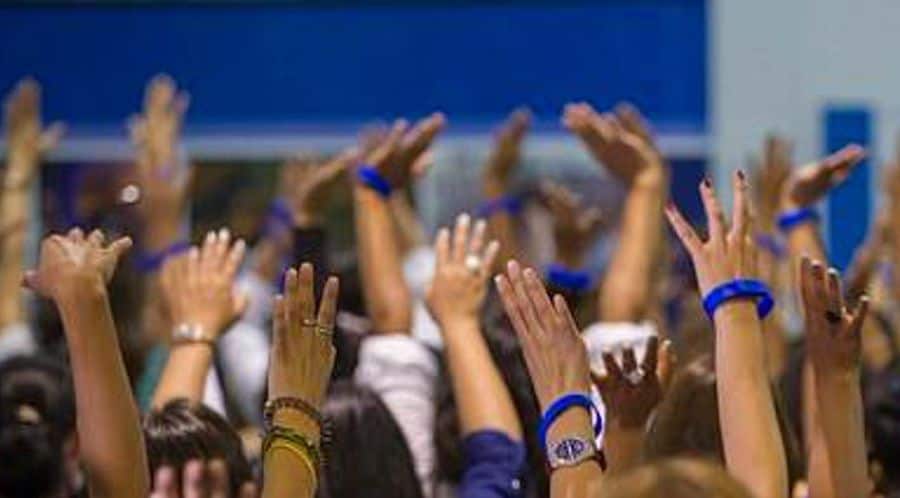 Photo of women raising their hands at a TechCamp in Santa Cruz, Bolivia.