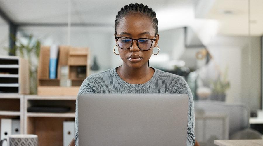 Woman in front of a laptop